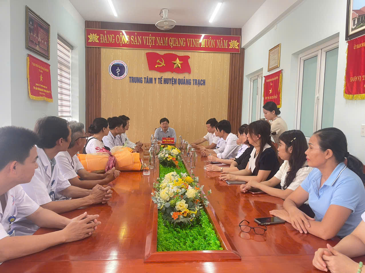 ĐỒNG CHÍ GIÁM ĐỐC SỞ Y TẾ DƯƠNG THANH BÌNH THĂM VÀ LÀM VIỆC TẠI TRUNG TÂM Y TẾ HUYỆN QUẢNG TRẠCH